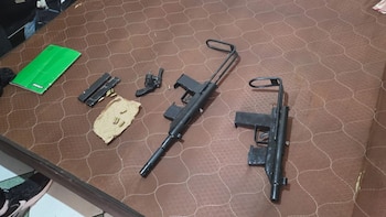 Los agentes incautaron dos armas de fuego tipo Mini Uzi, un revólver, un silenciador, cuatro cartuchos de dinamita, municiones, celulares y cuadernos con anotaciones vinculadas presuntamente al cobro de cupos - Créditos: Mininter.