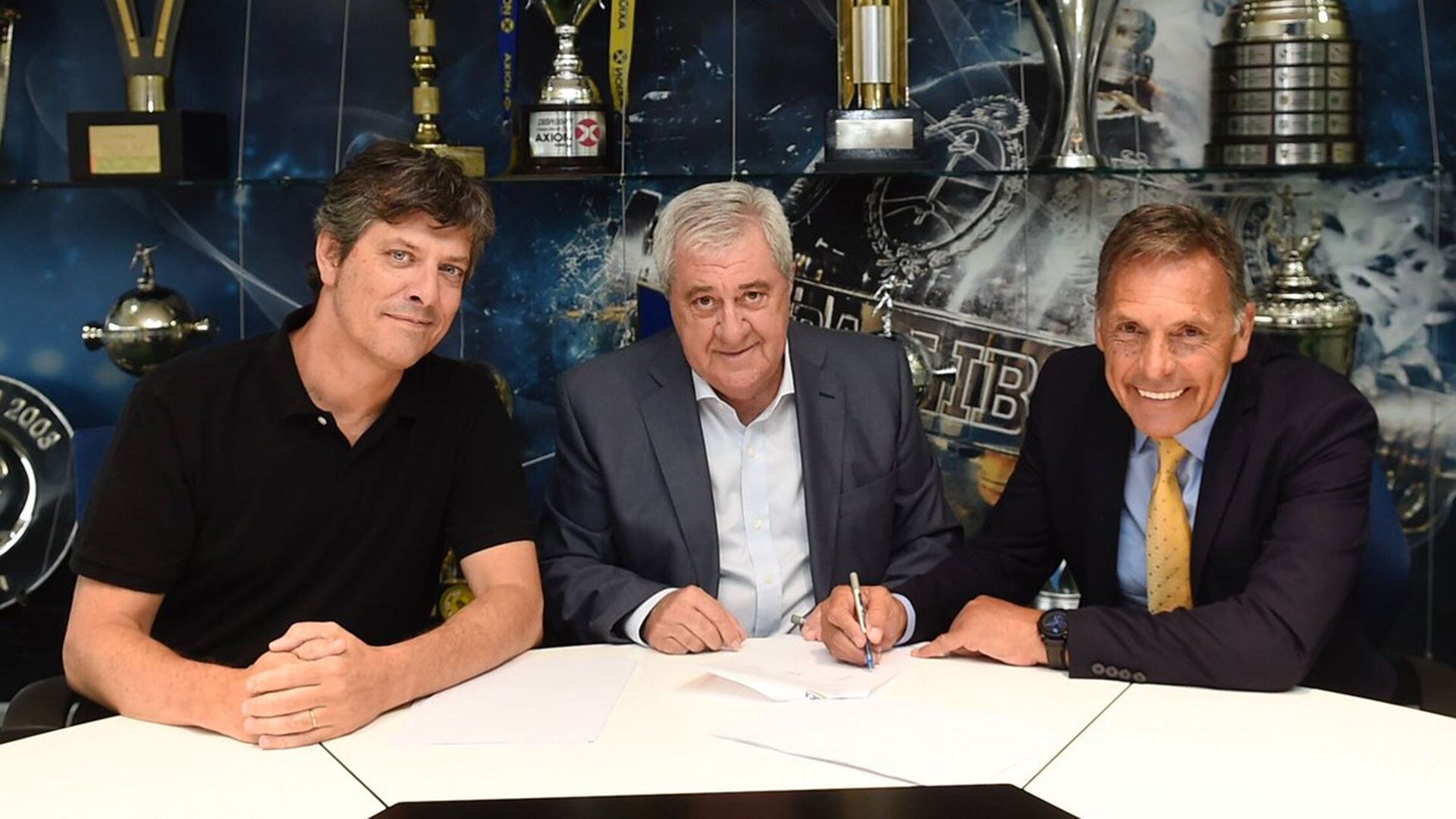 Russo fue presentado en Boca en diciembre del 2019 por Ameal y Pergolini, por entonces presidente y vice, respectivamente (Foto: @BocaJrsOficial)