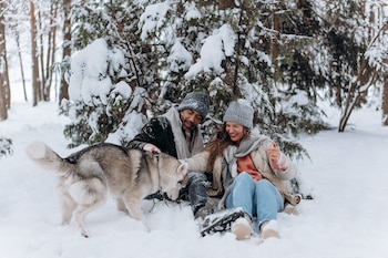 Dos personas juegan con un