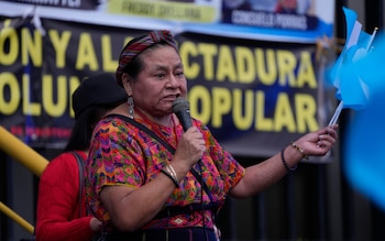 El gobierno celebrará una ceremonia maya en un sitio arqueológico de la capital con la presencia de la líder indígena guatemalteca Rigoberta Menchú, premio Nobel de la Paz en 1992 (Foto AP/Moises Castillo, archivo)