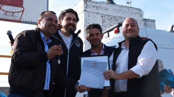 Alejandro Irarragorri pagó la apuesta que pactó con Amaury Vergara por el clásico tapatío (Foto: Twitter @Irarragorri)