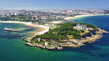 Los rincones favoritos de Marta Hazas para descubrir Santander: un itinerario único por playas, el palacio de un rey y lugares de película
