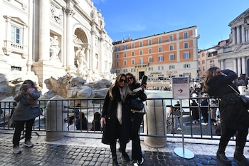 Pagar por la selfie: la Fontana di Trevi comenzó a cobrar entrada para evitar masificación