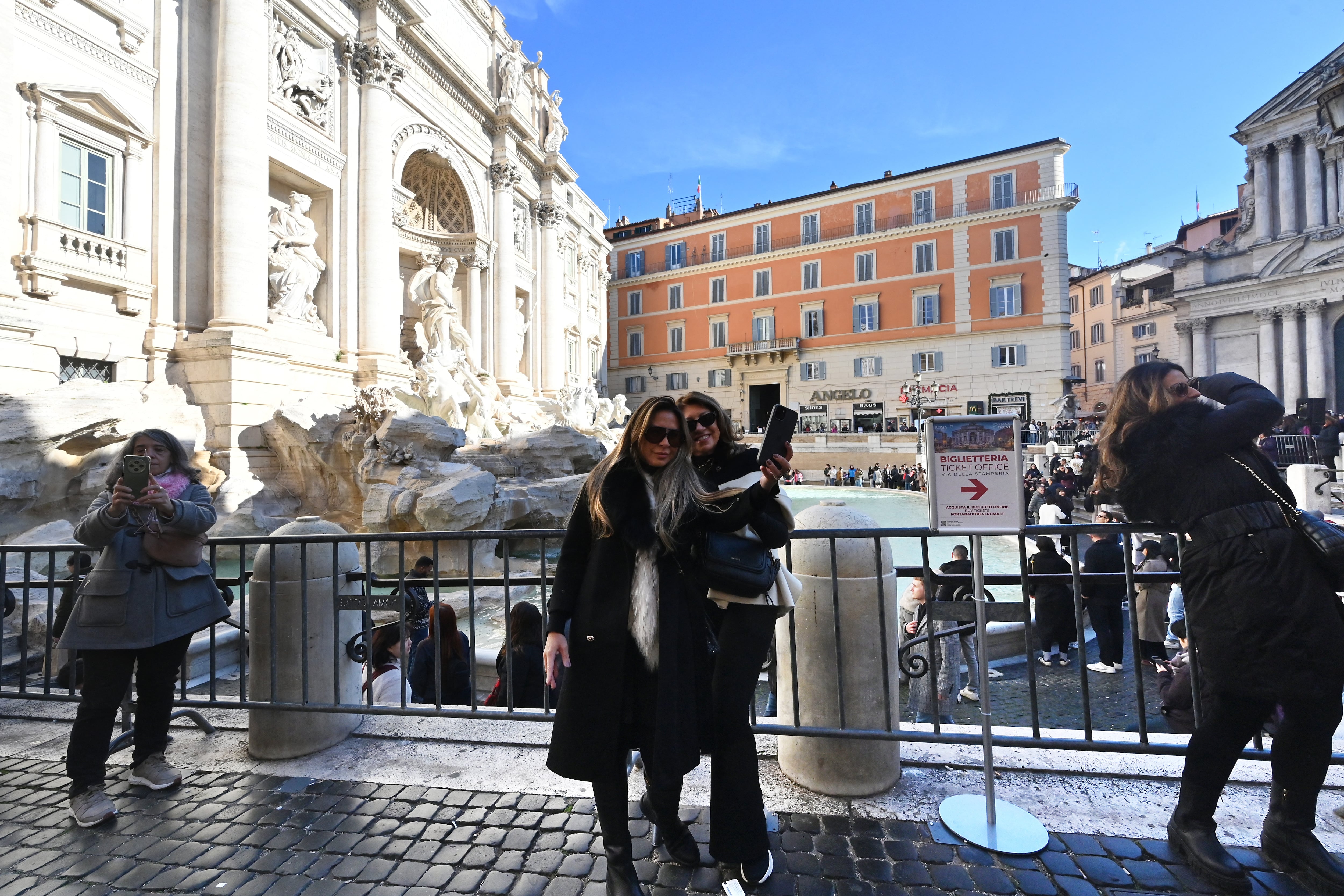 Pagar por la selfie: la Fontana di Trevi comenzó a cobrar entrada para evitar masificación