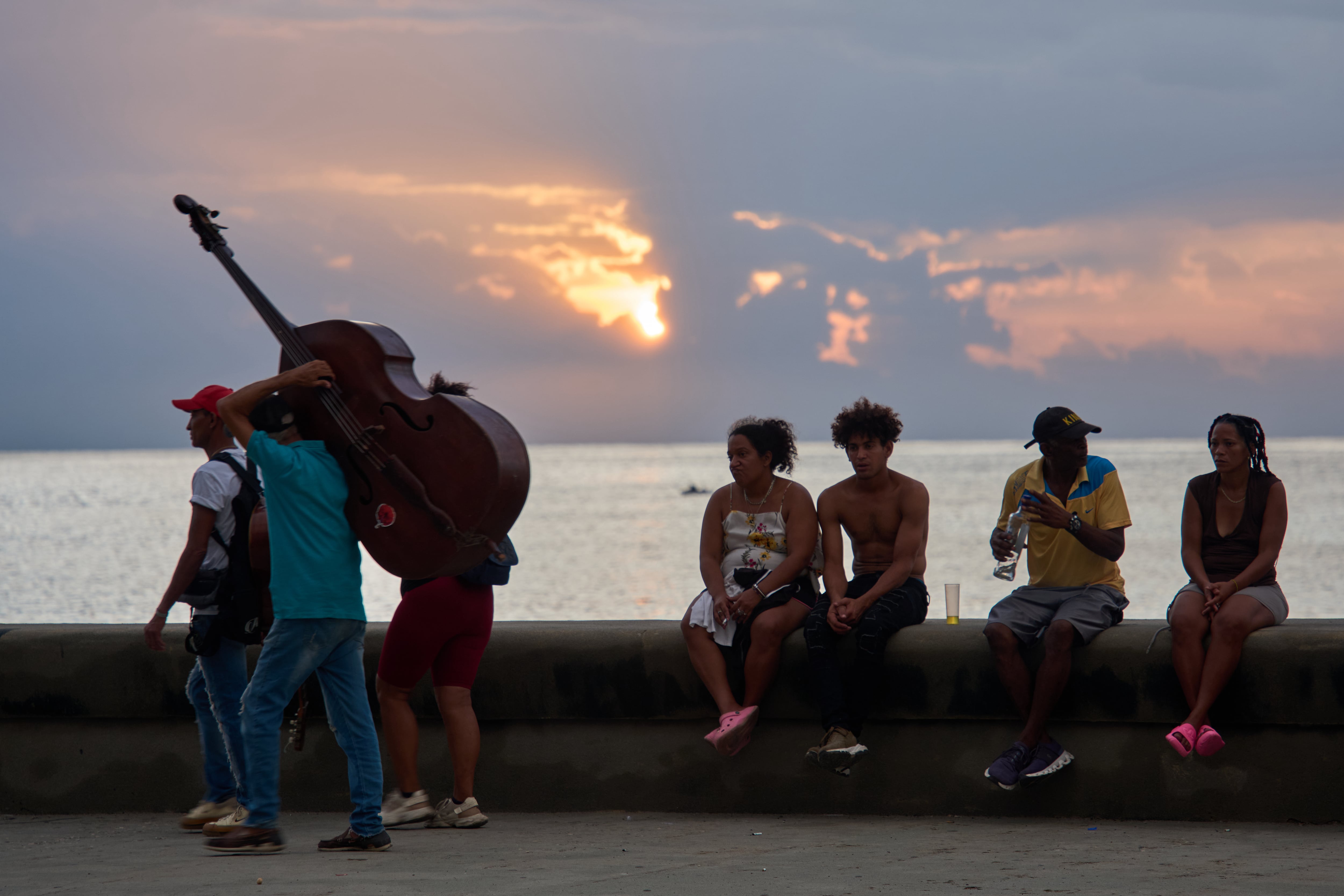 Personas pasan el tiempo sentadas en el muro del Malecón durante un apagón en La Habana, Cuba (Foto AP/Ramón Espinosa)