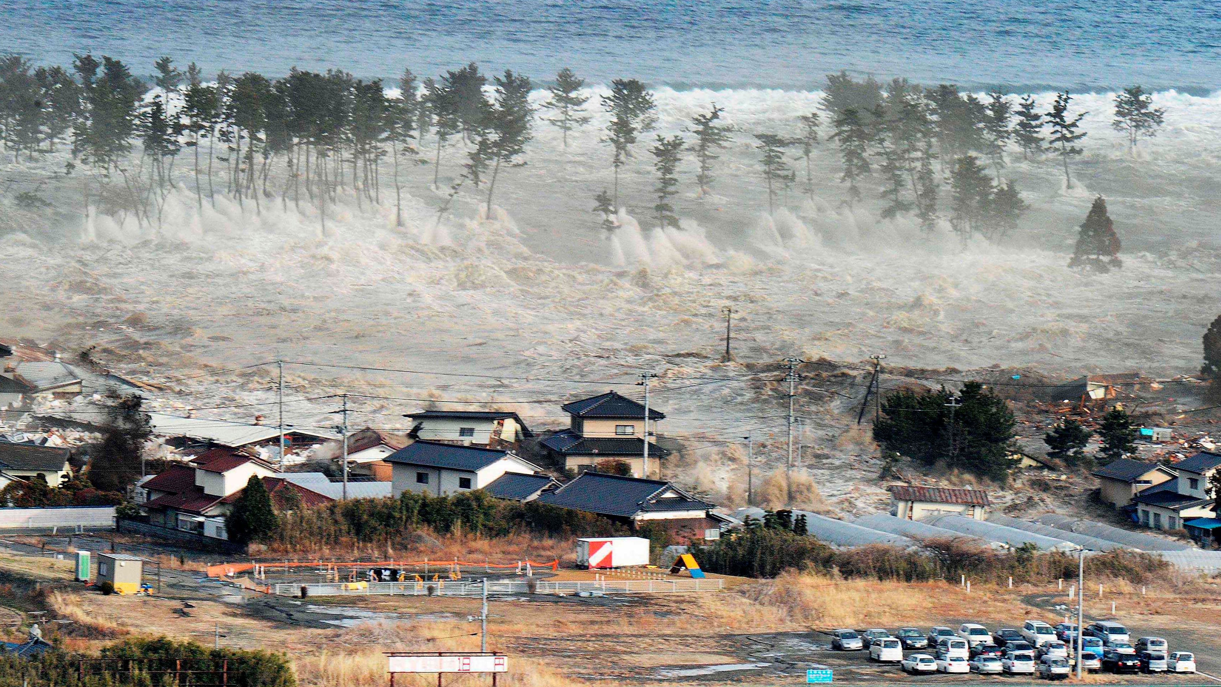 El 11 de marzo de 2011, la catástrofe golpeó la costa del Pacífico y destruyó comunidades, esa mañana, mientras la pareja hablaba durante el trayecto hacia el trabajo de ella (Kyodo News vía AP, Archivo)