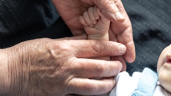 La herencia más codiciada es la de vivir más años: ¿es posible transmitir la longevidad de padres a hijos?