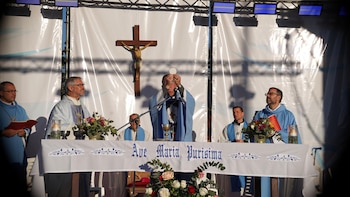 A un mes de la llegada del Papa, la Iglesia suma focos de tensión y frentes de discusión con el Gobierno
