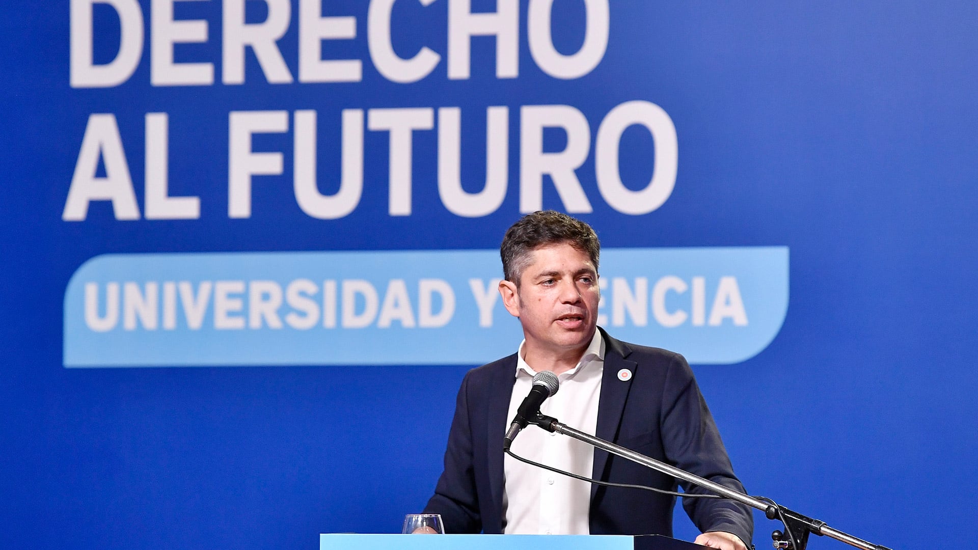Axel Kicillof encabezó un acto en el aula magna de la Facultad de Ciencias Exactas y aseguró que a Milei le quedan menos de dos años