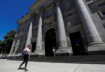 Las personas usuarias de servicios financieros tienen derecho a recibir un trato equitativo y digno (REUTERS/Agustin Marcarian).