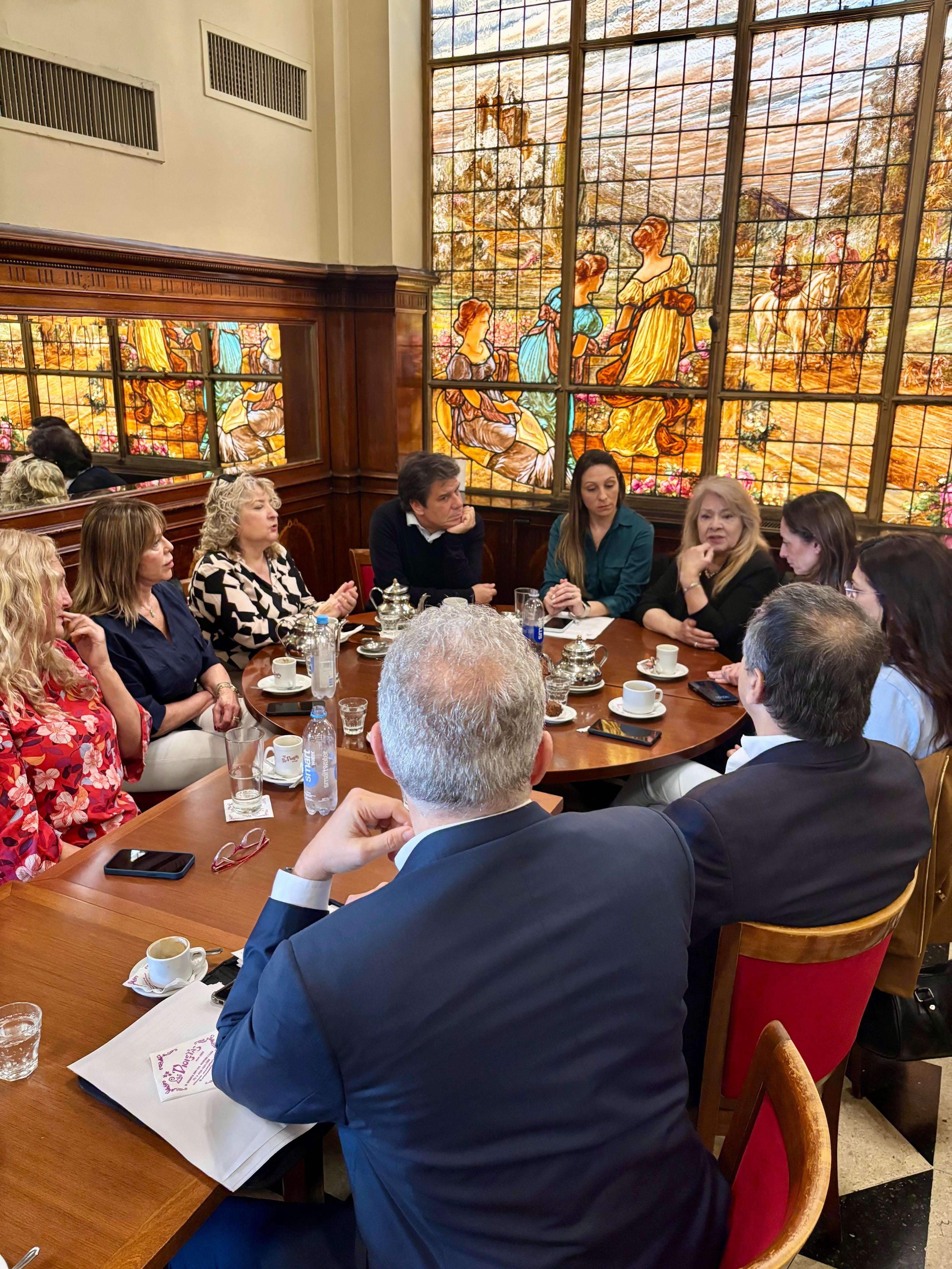 Manes en una reunión en medio de la campaña electoral