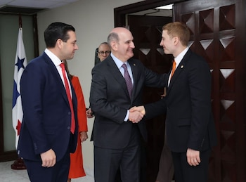 Jacob Helberg se reunió con el ministro de Economía y Finanzas, Felipe Chapman, para abordar cooperación económica y oportunidades de inversión entre Panamá y Estados Unidos. Tomada de X