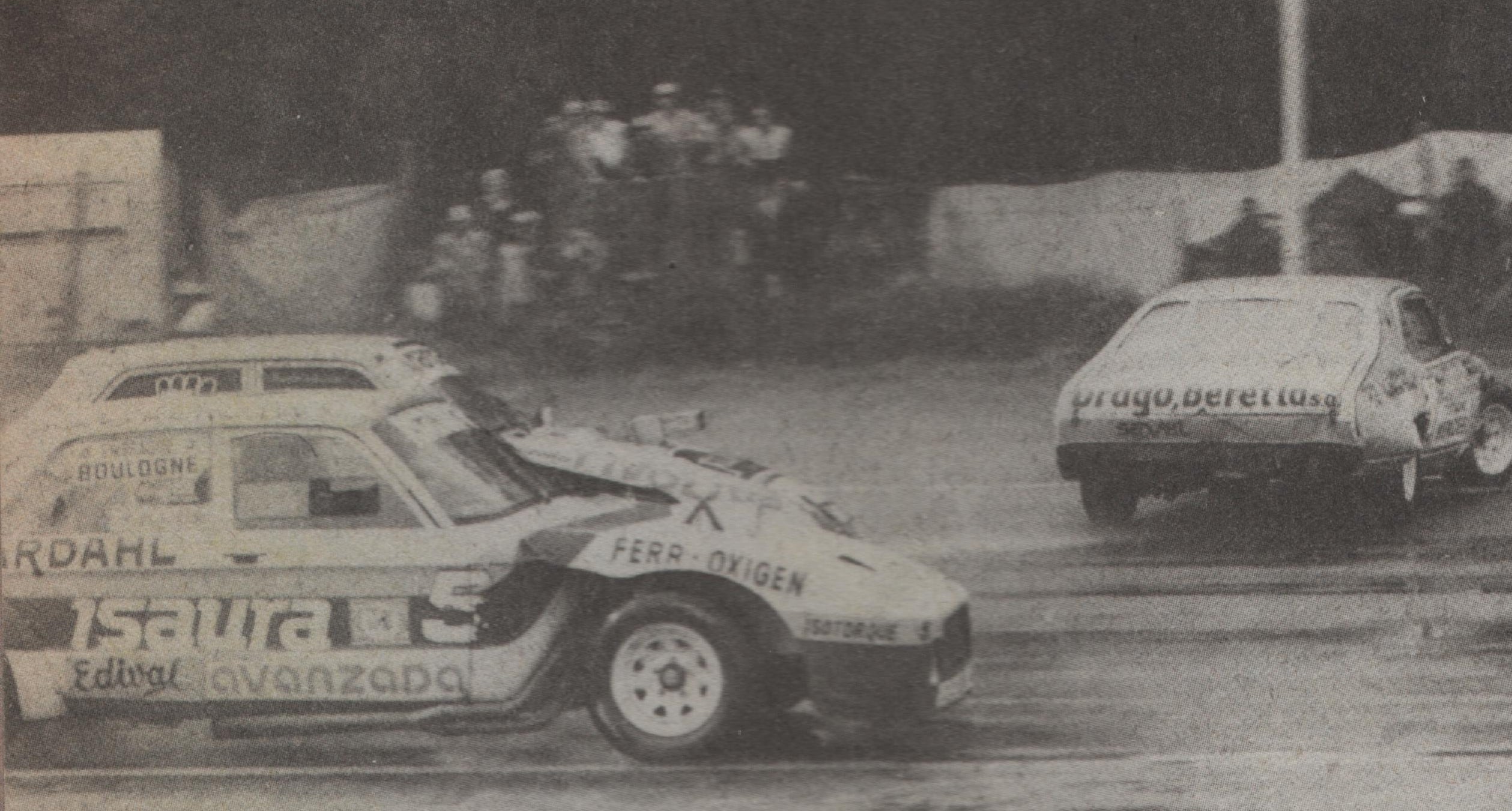 Osvaldo Duarte quedó cruzado con su Chevrolet y lo superan los Ford de Jorge Oyhanart y Osvaldo Sasso