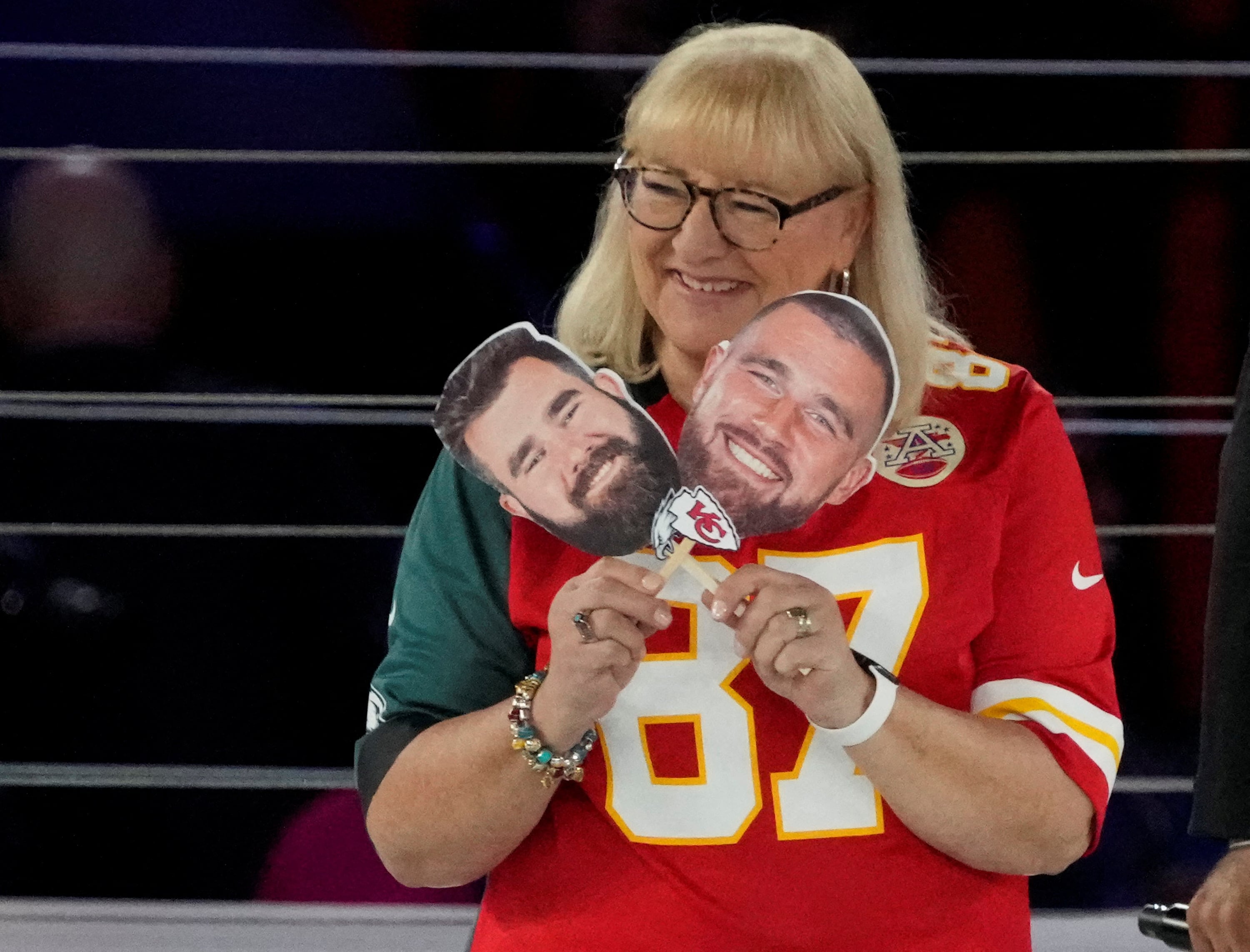 Donna es madre de Jason (38 años) y Travis Kelce (36), ambos son figuras famosas del fútbol americano (Cheryl Evans-USA TODAY Sports)
