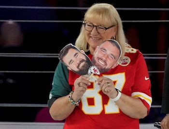 Donna es madre de Jason (38 años) y Travis Kelce (36), ambos son figuras famosas del fútbol americano (Cheryl Evans-USA TODAY Sports)