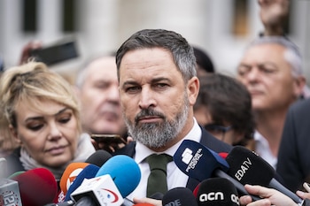 Santiago Abascal atiende a los medios de comunicación. (A. Pérez Meca - Europa Press)