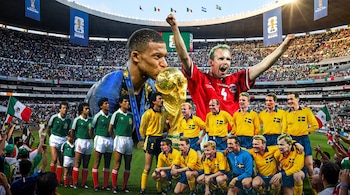 Estadio Azteca lleno de público con pancartas de la Copa Mundial 2018 y 2026. En el campo, futbolistas como Kylian Mbappé con la Copa FIFA, un jugador noruego y equipos de México y Suecia.