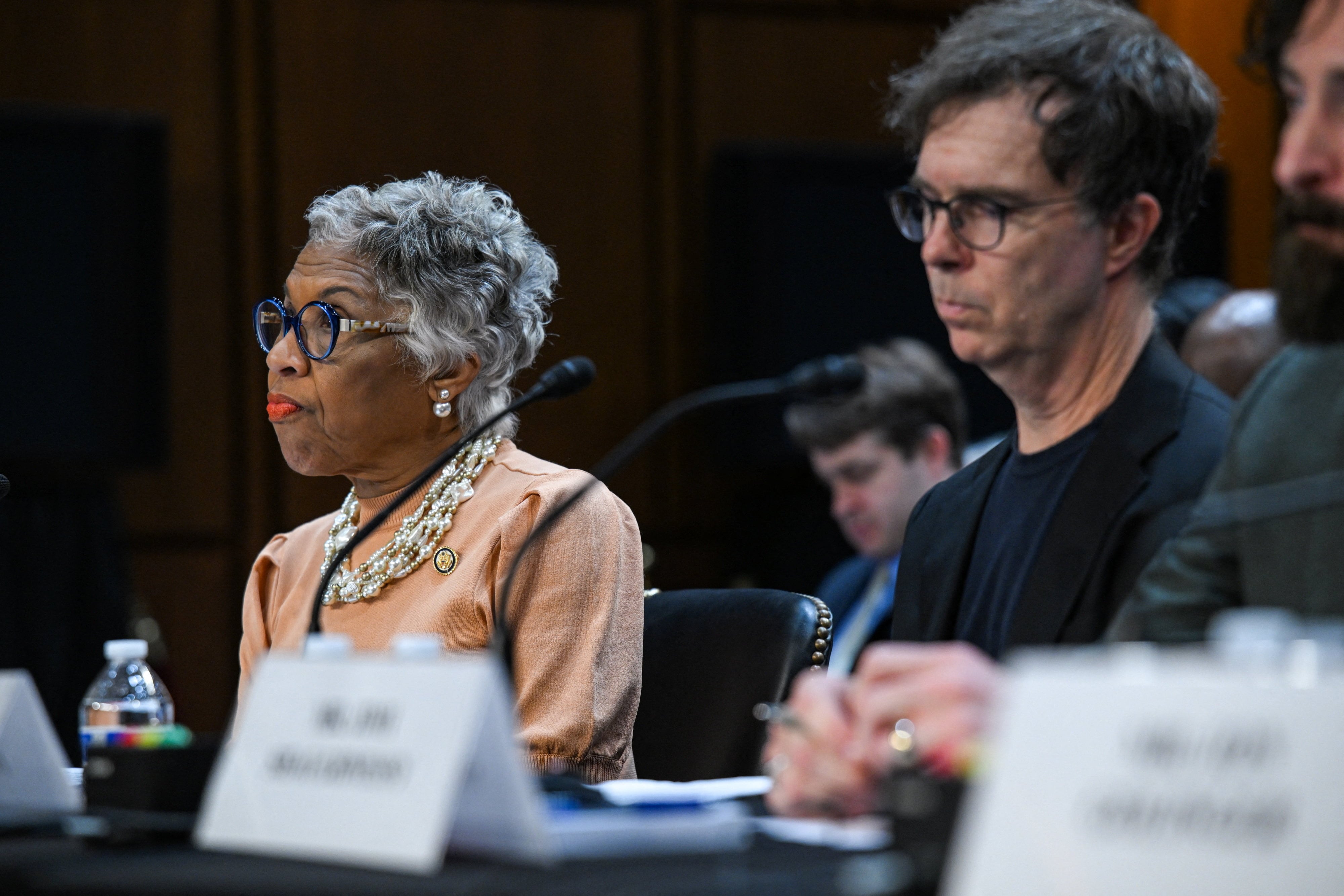 Joyce Beatty presentó una demanda contra el proyecto y afirmó que la junta del Kennedy Center no tiene autoridad para cambiar nombres ni agregar menciones personales en un edificio público sin aval del Congreso. (REUTERS/Annabelle Gordon)