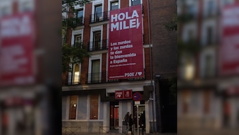 El PSOE da la bienvenida a Javier Milei con una lona en Ferraz que reivindica su condición de “zurdos”