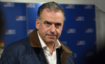 El candidato presidencial uruguayo Yamandú Orsi (EFE/ Sofia Torres)