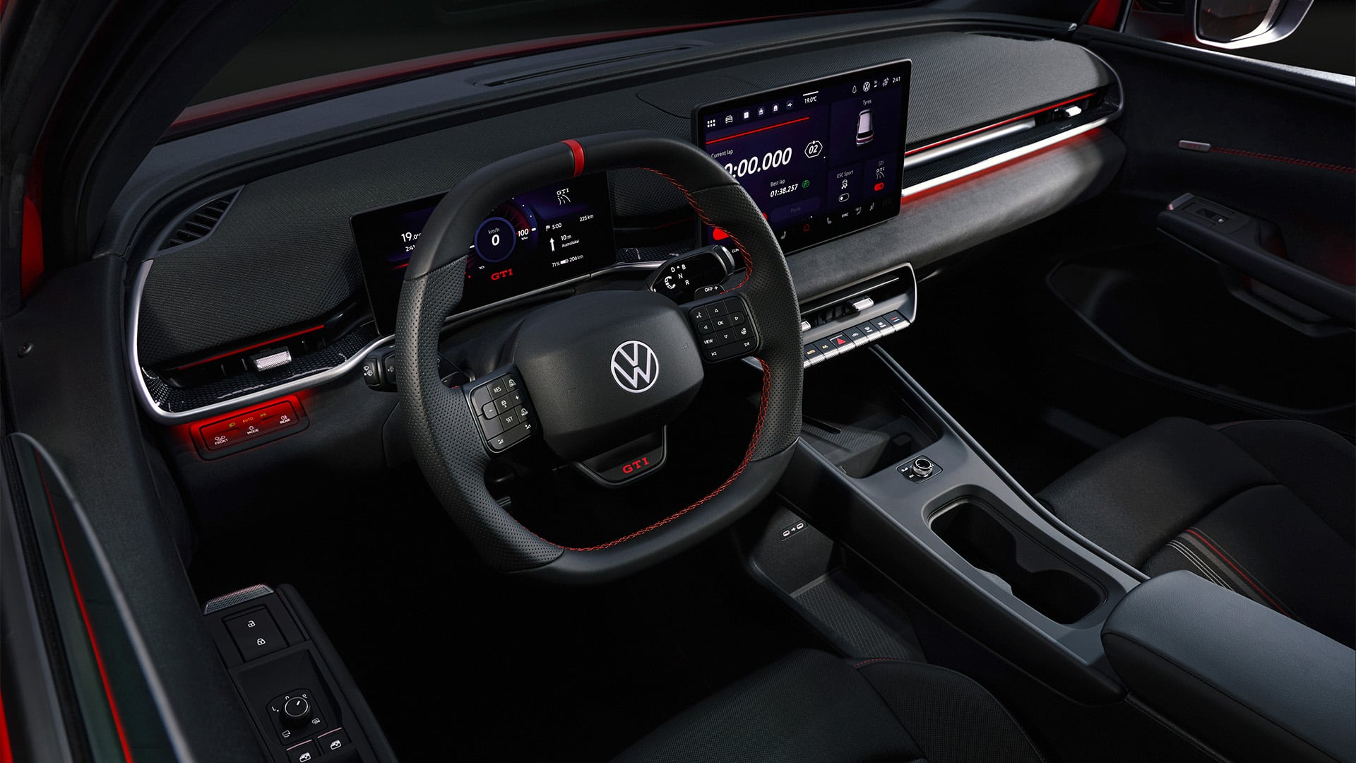 El interior del nuevo Volkswagen ID.Polo GTI eléctrico, con su volante deportivo, pantallas digitales y acentos rojos, marca el regreso de la icónica línea GTI en un formato innovador. (Volkswagen Argentina)