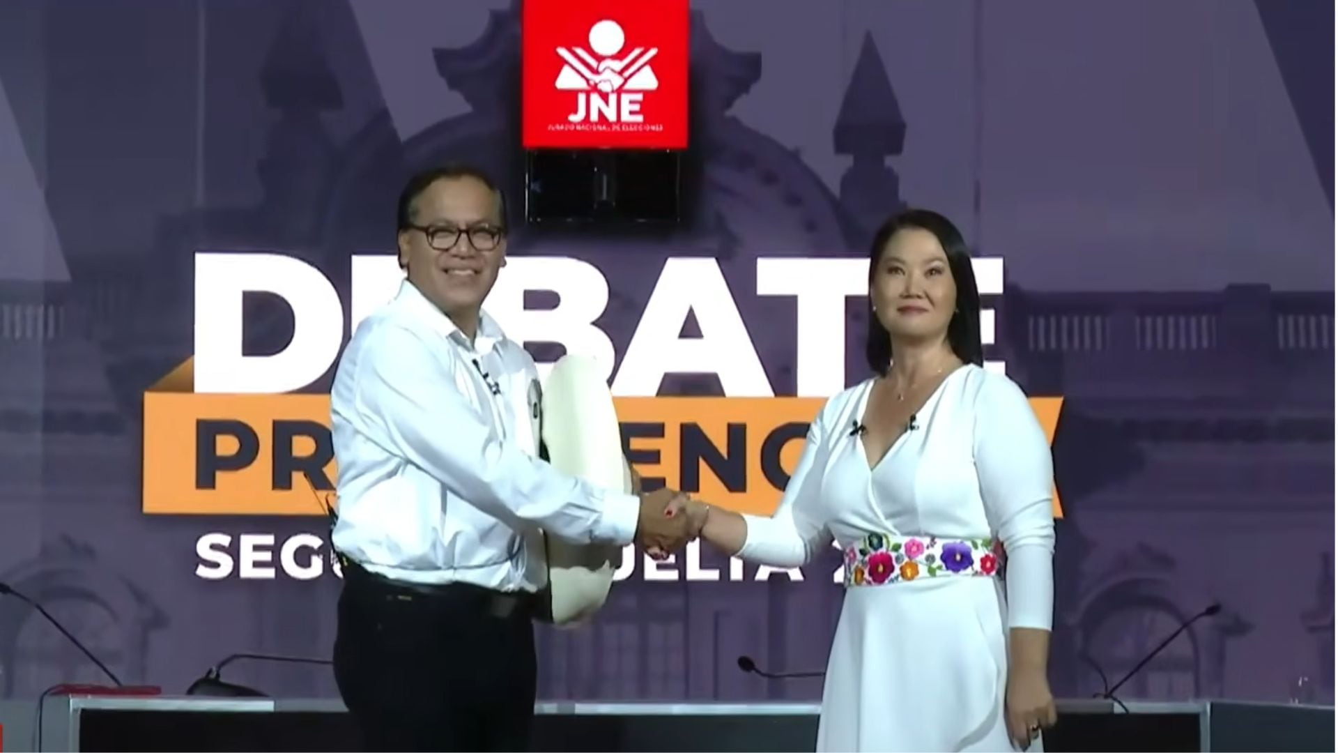 Roberto Sánchez y Keiko Fujimori suben al estrado y se toman las fotos previas al debate.