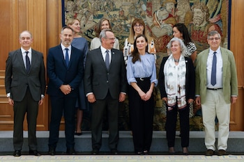 La reina Letizia (c) posa para la foto de familia tras la audiencia real a los miembros de la Fundación Porque Viven este martes en el Palacio de la Zarzuela. (EFE/JJ Guillén).