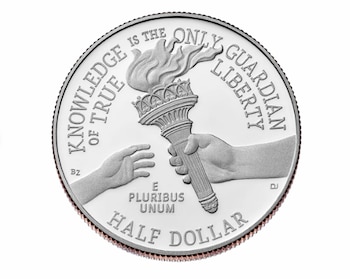 Moneda plateada de medio dólar con grabado de dos manos cerca de una antorcha encendida e inscripciones en inglés alrededor del borde