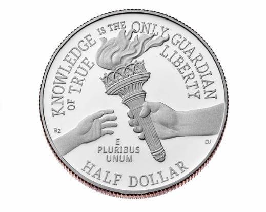 La edición comercial del medio dólar se diferencia de las 2.983 monedas distribuidas a las familias de las víctimas, que fueron acuñadas en West Point y no salieron a la venta al público (Casa de la Moneda de EEUU)