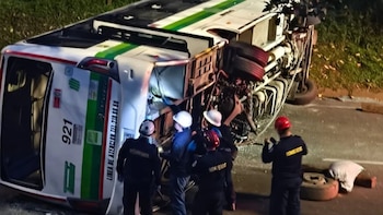 Ambulancias, bomberos y personal de tránsito atendieron a las víctimas del siniestro, trasladando heridos a hospitales en Girardota y Barbosa - crédito X