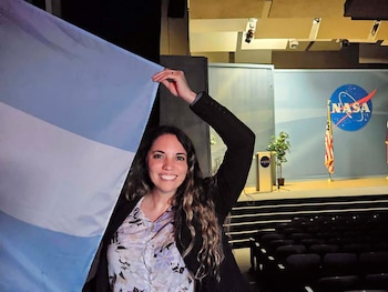 La doctora Lorna Evans muestra