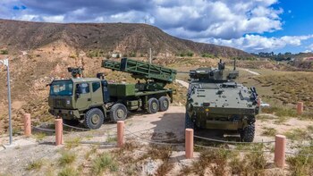 El sistema lanzacohetes (i) propuesto