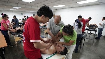 Fotogalería: Personas con discapacidad visual concluyen curso de Masoterapia Intermedio en la Cruz Roja Salvadoreña