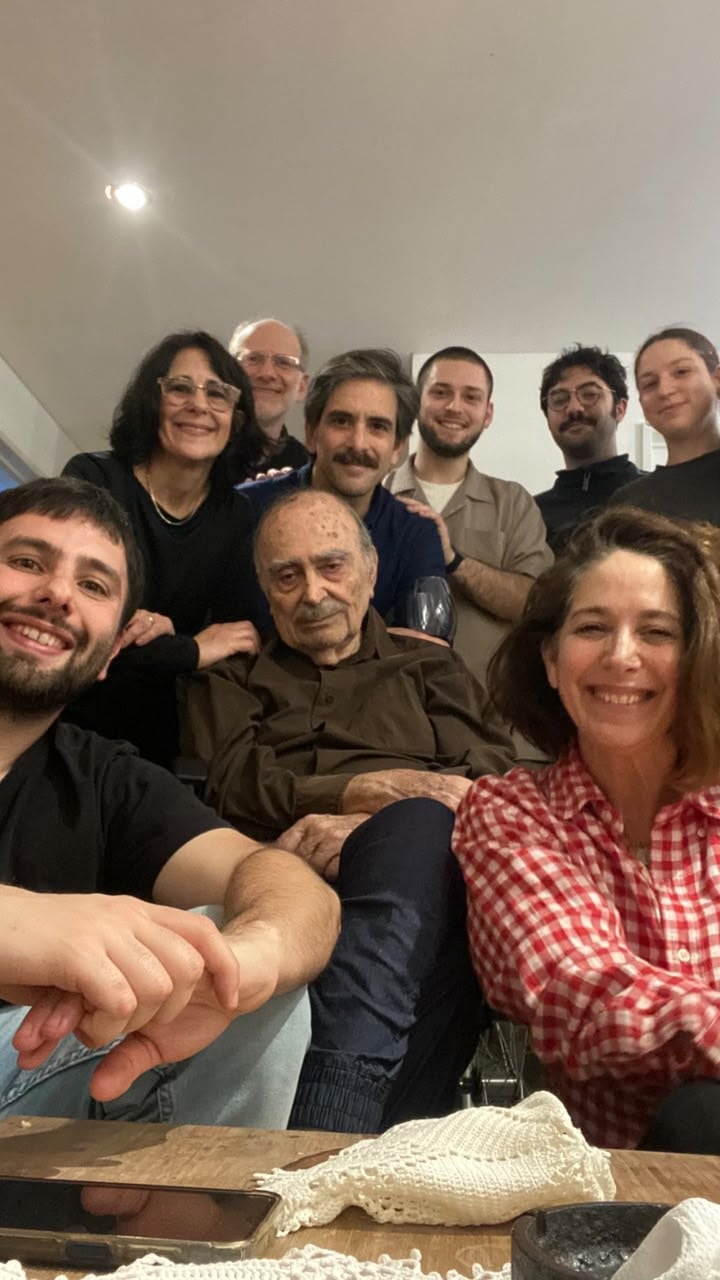El actor Pepe Novoa posa junto a su hija Laura Novoa y sus familiares durante la celebración de su cumpleaños (Instagram)
