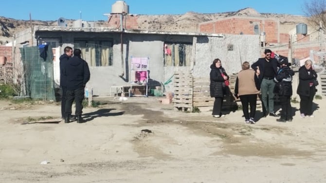 La vivienda de las calles España y Bordenave, en el barrio Presidente Perón de Puerto Madryn, donde ocurrió el incendio (Gentileza)