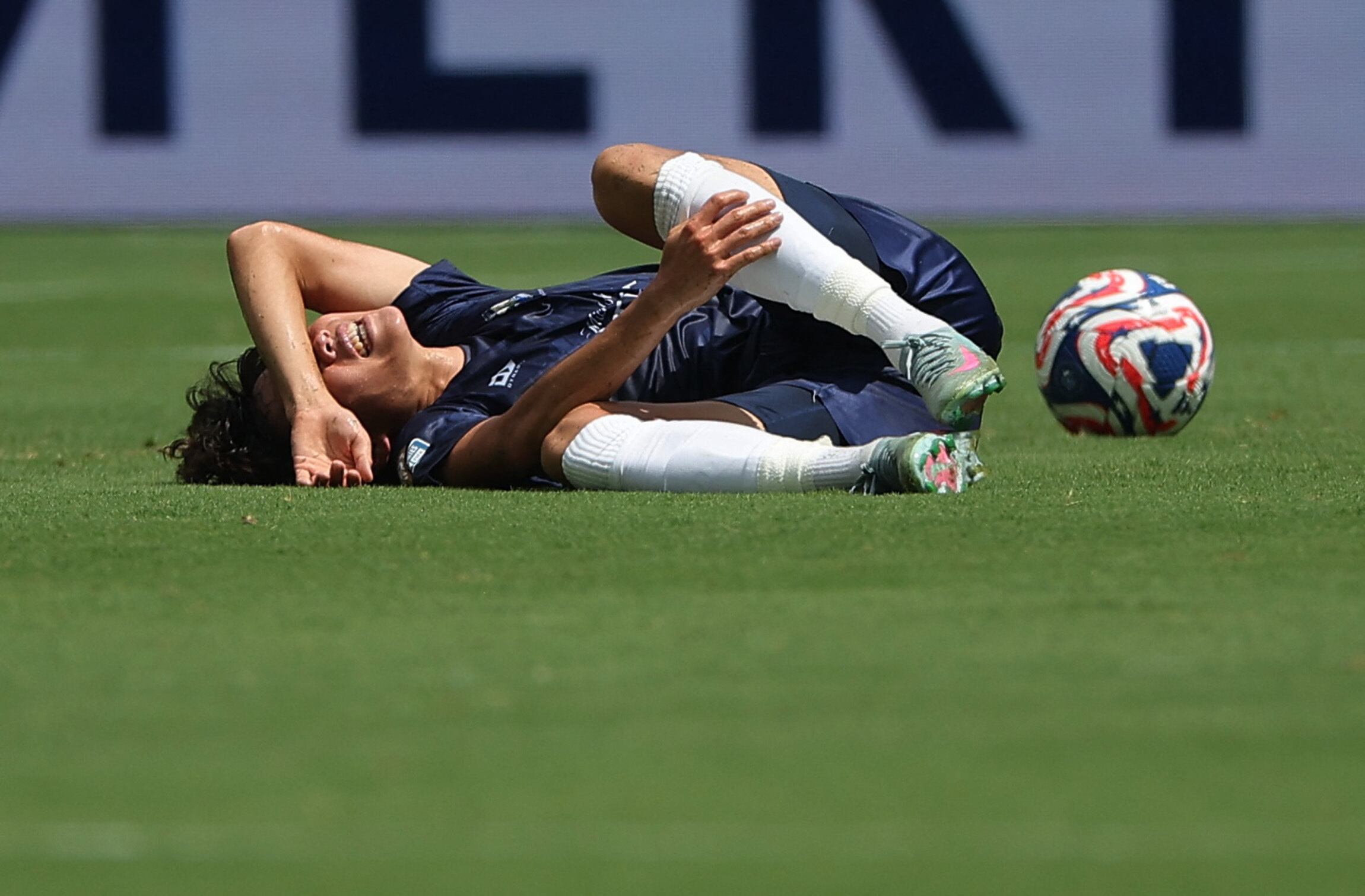 David Yoo terminó en el piso luego de un golpe