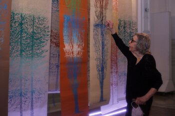 La artista y los árboles