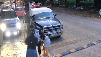 Camioneta invade banqueta y casi arrolla a una familia en Veracruz: un niño se salva por segundos