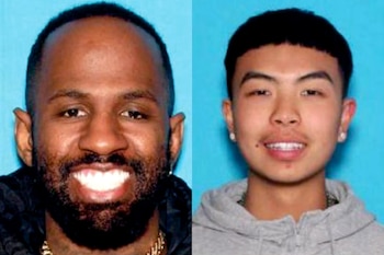 Dos fotografías tipo ficha policial de dos hombres sonrientes sobre un fondo azul claro