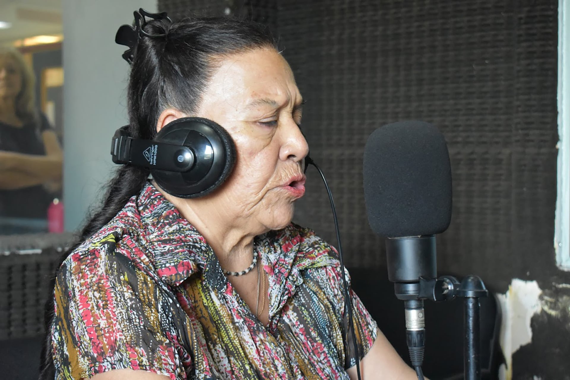 El taller de radio de la UNR transforma las experiencias de vida de adultos mayores en relatos sonoros y pódcast colectivos.