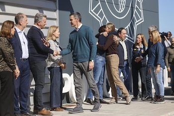 20/10/2026 El presidente del Gobierno, Pedro Sánchez, durante una visita al Puesto de Mando Avanzado por la dana Adam, a 20 de octubre de 2026, en Oliva, Valencia, Comunidad Valenciana (España). El temporal causado por la dana Adam ha provocado tres fallecidos en la Comunitat Valenciana: un hombre de unos 64 años en un camping de Oliva (Valencia); una mujer de 79 años con movilidad reducida hallada muerta en su casa, también en Oliva, y otra mujer que perdió la vida este pasado domingo tras meterse en el mar en la localidad valenciana de Sagunt.
POLITICA
Rober Solsona - Europa Press