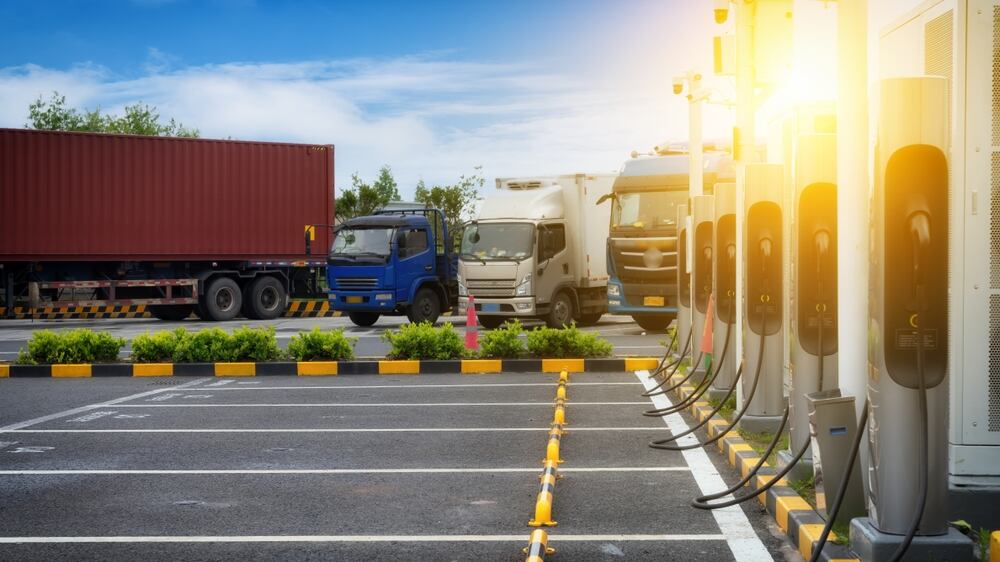 En 2023, apenas el 1,5% de los camiones registrados en la Unión Europea eran eléctricos, lo que refleja los grandes desafíos que enfrenta el sector (Foto: Shutterstock)