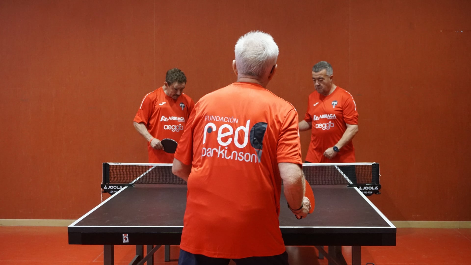Diego, Alfredo y Jose juegan al ping pong durante un entrenamiento. (Lydia Hernández Téllez)