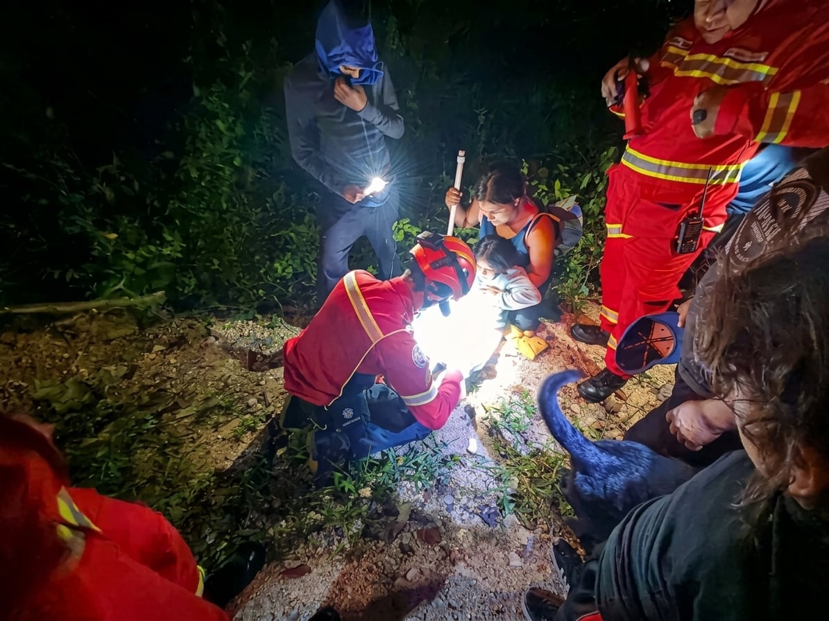 Rescataron a 14 personas extraviadas, incluidos nueve niños, en San Pedro Ayampuc en Guatemala