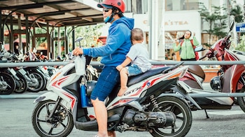 Llevar niños pequeños en una