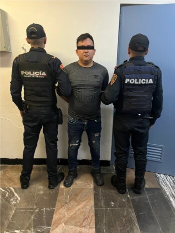 El hombre intentaba sacar todo