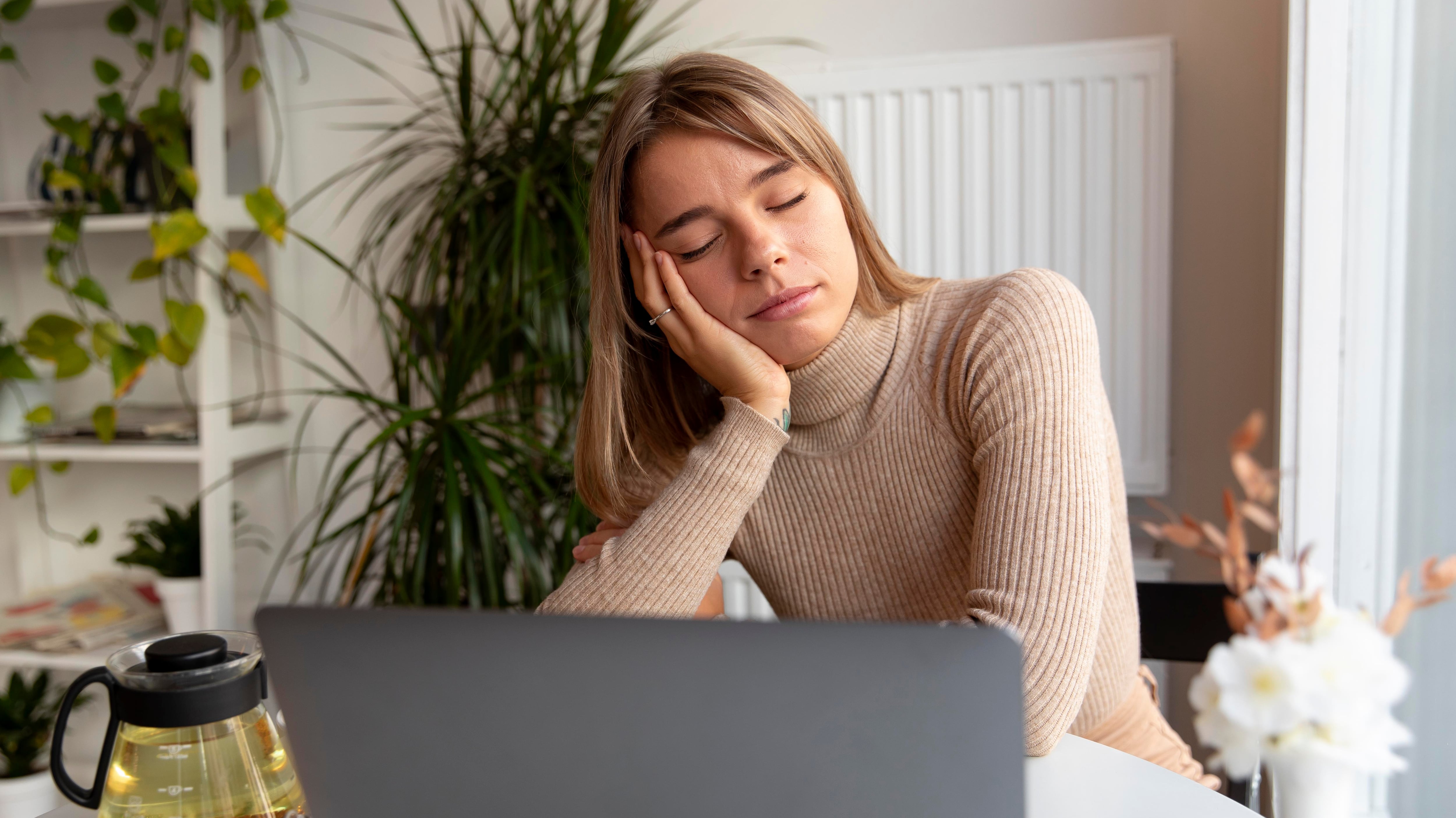 Dormir entre siete y nueve horas no siempre garantiza despertar con energía, según especialistas en medicina del sueño (Freepik)