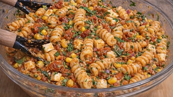 Ensalda de pasta al pesto rosso, una receta italiana para disfrutar del verano: es ideal para los días de playa y piscina