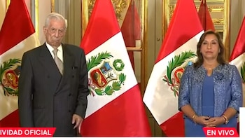 Mario Vargas Llosa recibe el