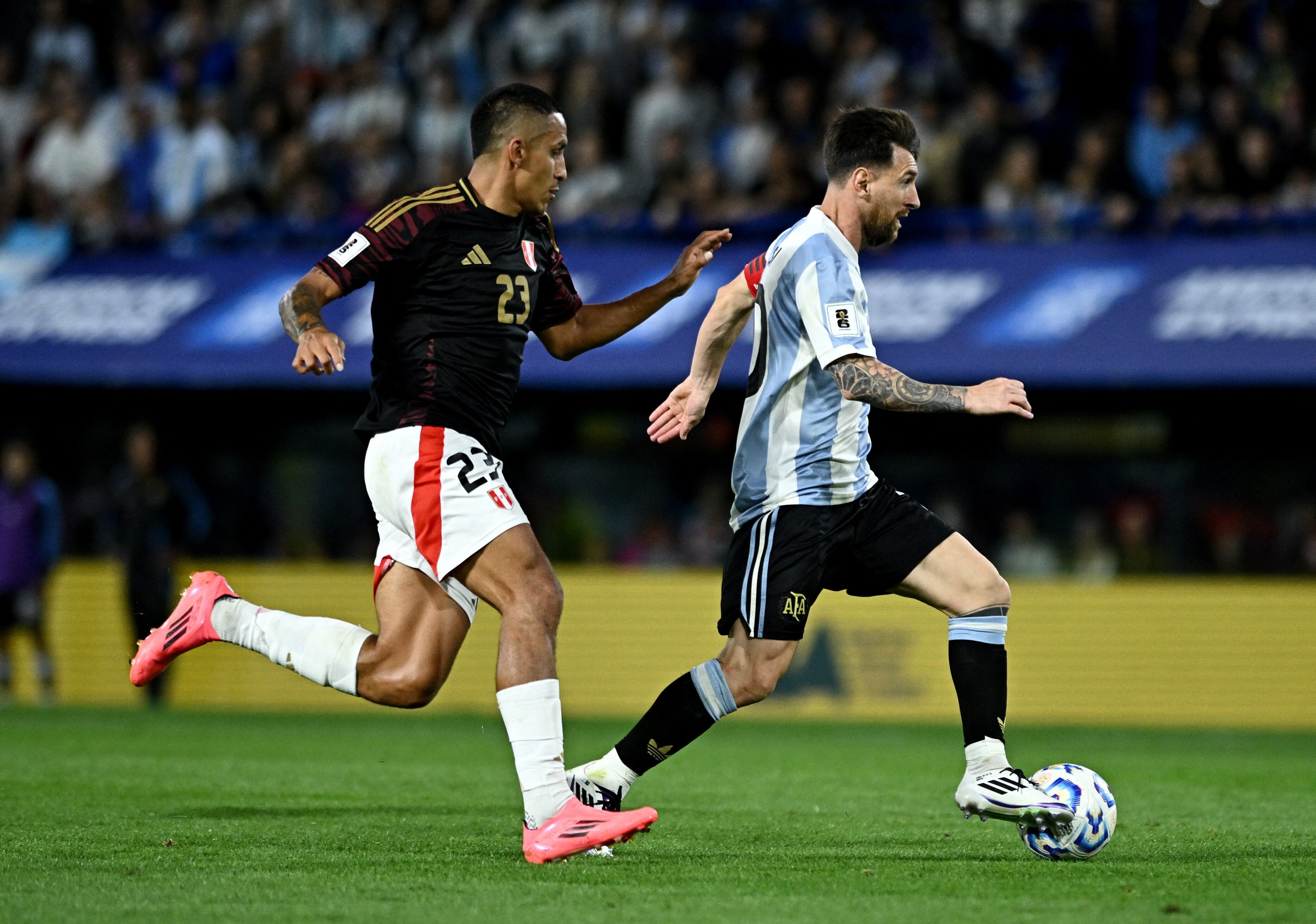 El último partido de Alex Valera con la selección peruana fue ante Argentina en La Bombonera en noviembre de 2024. - créditos: REUTERS/Rodrigo Valle